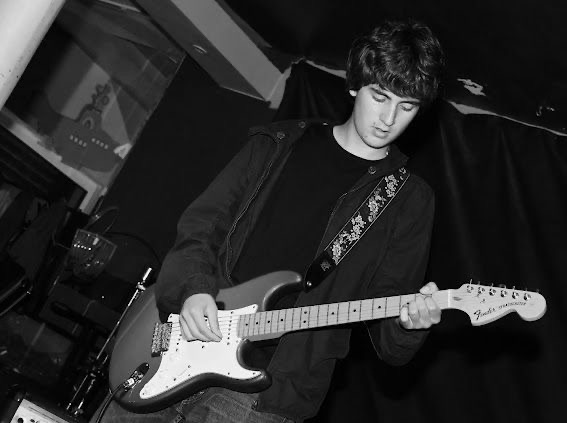 Harry Kelly on lead guitar
